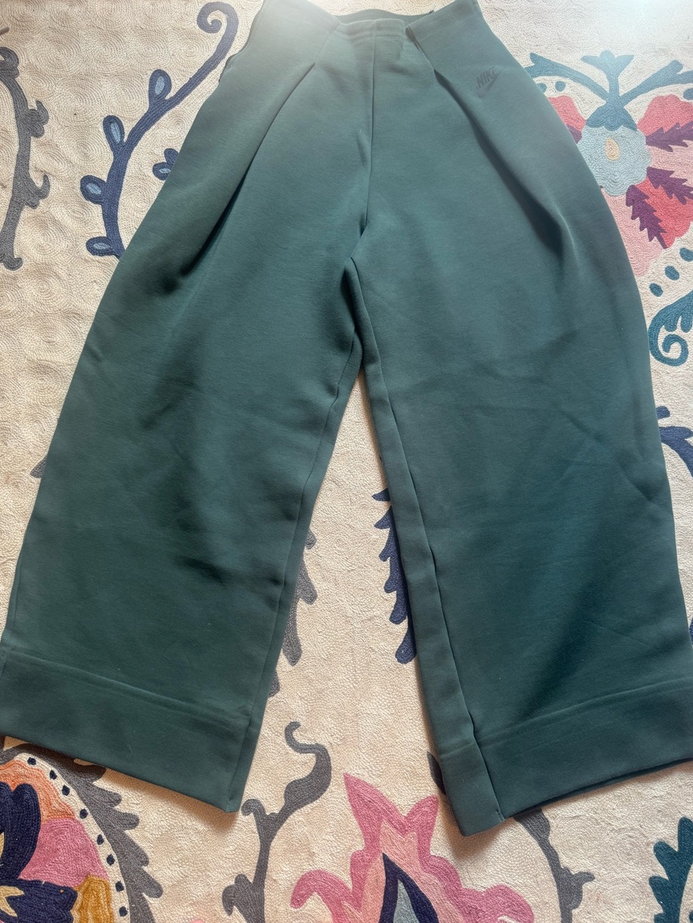 Nike Women’s Wide-Leg pleated sweat pants in Dark Green